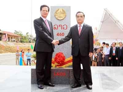 Thủ tướng Việt - Lào chủ trì lễ khánh thành mốc đại số 460 Thủ tướng Việt - Lào chủ trì lễ khánh thành mốc đại số 460