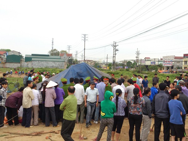 Thanh tra giao thông chết bên vệ đường Lực lượng chức năng đang tiến hành mổ tử thi, điều tra vụ việc. Ảnh: T.N