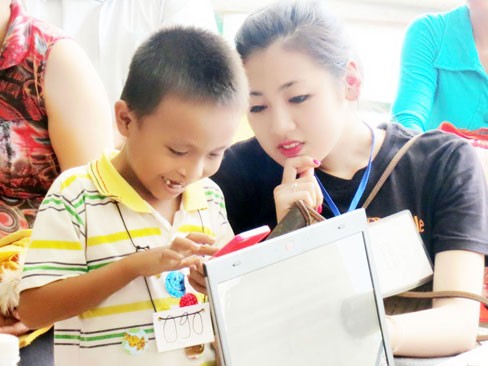 Á hậu Tú Anh tích cực tham gia chiến dịch vì cộng đồng Á hậu Tú Anh tích cực tham gia chiến dịch vì cộng đồng