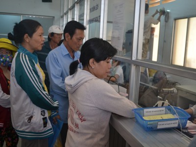 Thuốc giá cao vô tư vào bệnh viện Người bệnh mua thuốc giá cao một cách oan uổng. ảnh: L.N