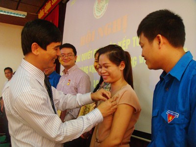 Đoàn ngành Hàng không thuộc Đoàn Bộ GTVT Anh Dương Văn An tặng kỷ niệm chương Vì thế hệ trẻ