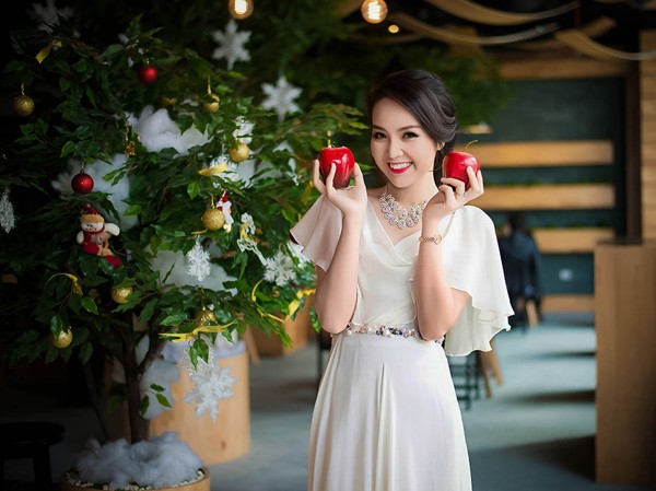 Á hậu Thụy Vân lộng lẫy, kiêu sa đêm Giáng sinh Á hậu Thụy Vân lộng lẫy, kiêu sa đêm Giáng sinh