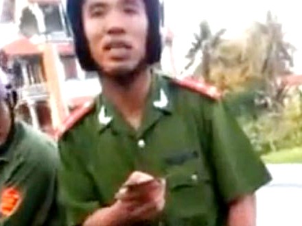 Công an phường xưng hô 'mày tao' với dân Tác phong không đúng mực của một công an