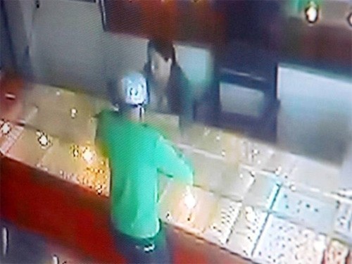 Các thủ đoạn thôi miên lừa đảo, cướp tài sản Người thanh niên mua vàng tại tiệm vàng Tín Huy được camera ghi lại. Ảnh: Thanh Niên