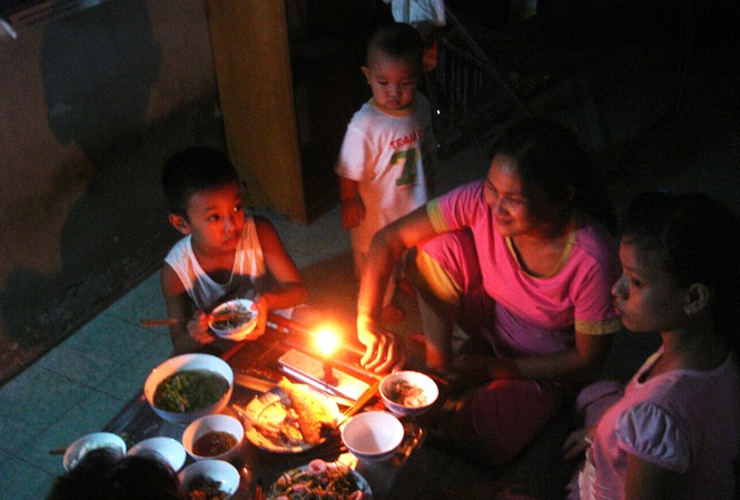 Liên tiếp xảy ra nhiều sự cố điện Đêm 8-7, hàng trăm nghìn hộ gia đình sinh sống khu vực đông nam TP.Hồ Chí Minh phải sinh hoạt nhiều giờ liền trong tình cảnh không có điện. (Ảnh chụp lúc 21 giờ 14 phút tại P.Tân Thuận Tây, Q.7)