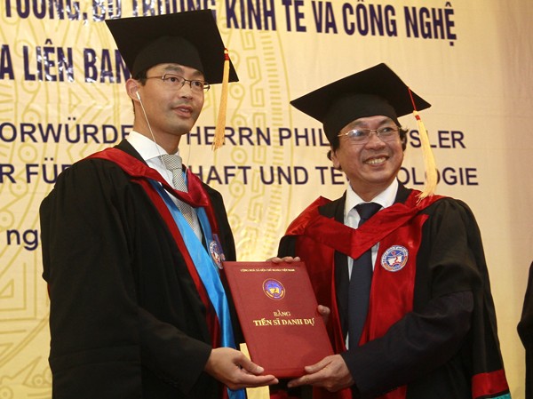 ĐH Kinh tế quốc dân trao bằng Tiến sĩ danh dự cho Phó Thủ tướng Đức gốc Việt ĐH Kinh tế quốc dân trao bằng Tiến sĩ danh dự cho Phó Thủ tướng Đức gốc Việt