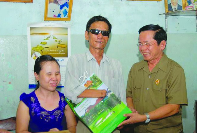 Gia đình Anh hùng Lao động Lê Văn Kiểm tặng hơn 1,8 tỷ đồng Anh hùng Lao động Lê Văn Kiểm tặng sổ tiết kiệm và quà cho gia đình thương binh nặng Lê Nhật Tân tại Đồng Nai