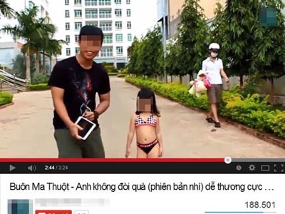Dân mạng phẫn nộ tác giả clip ‘Anh không đòi quà’ phiên bản bé gái Dân mạng phẫn nộ tác giả clip ‘Anh không đòi quà’ phiên bản bé gái