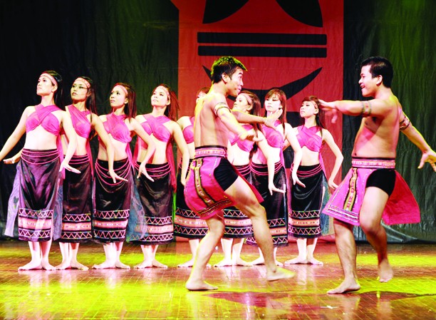 'Nữ thần đen' - Tây Nguyên hay châu Phi? Nữ thần đen của Trần Ly Ly qua sự thể hiện của các nghệ sĩ đoàn Ca múa nhạc Dân tộc Đăk Lăk. Ảnh: Thanh Hà