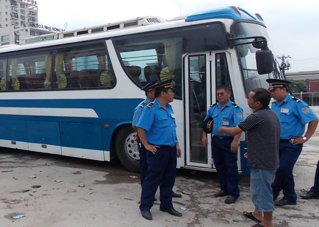 Nhốt xe khách chặt chém, chạy dù Nhốt xe khách chặt chém, chạy dù