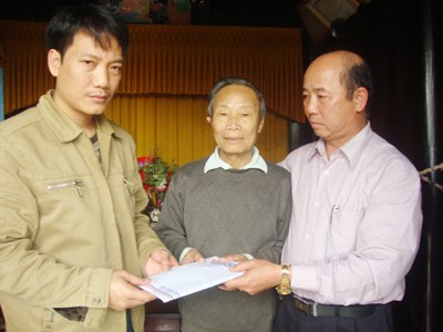 Hỗ trợ đóng đò ngang ở vùng cồn nổi Quảng Bình Đại diện báo Tiền Phong trao số tiền 50 triệu đồng cho Hội khuyến học xã Quảng Minh