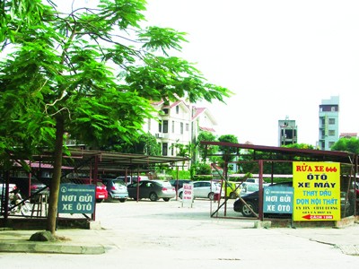 Cả ngàn dân gánh hậu quả sai phạm Theo quy hoạch chi tiết đã được phê duyệt, khu đất này phải là nơi xây trường học nhưng nay nó bị biến thành bãi dịch vụ trông giữ xe