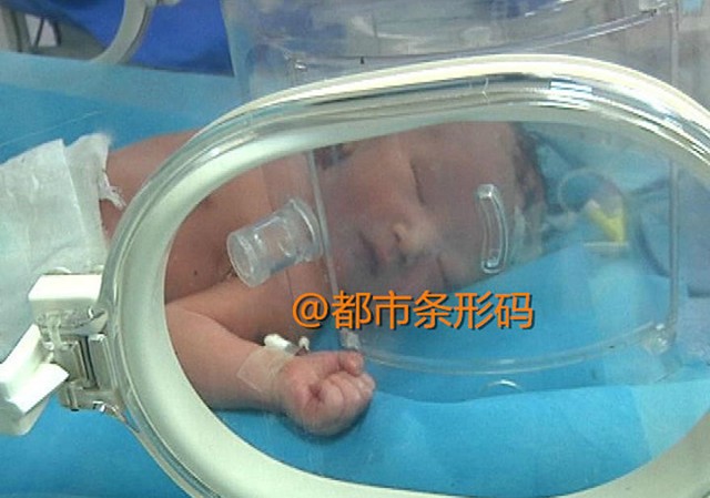 Nữ sinh đẻ lén rồi bỏ rơi con trong toilet Nữ sinh đẻ lén rồi bỏ rơi con trong toilet