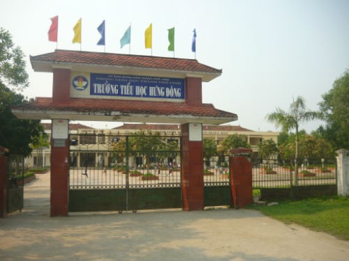 Cô giáo tiểu học bị đánh, xé áo trước cổng trường Cô giáo tiểu học bị đánh, xé áo trước cổng trường
