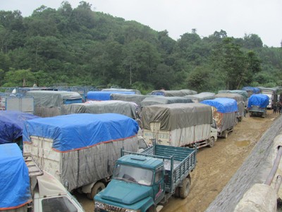 Tranh giành bốc xếp, tắc cửa khẩu Tranh giành bốc xếp, tắc cửa khẩu