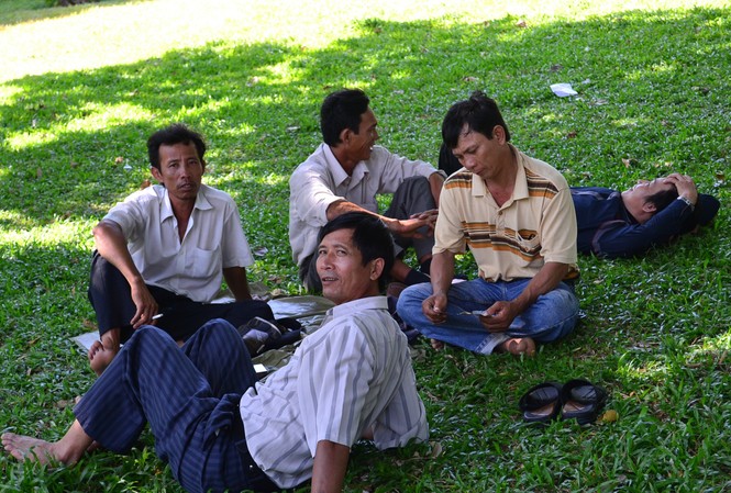 Đủ kiểu núp bóng tránh nóng chờ sĩ tử Đủ kiểu núp bóng tránh nóng chờ sĩ tử