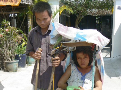 Xuân về với chàng trai mù và cô gái liệt Xuân về với chàng trai mù và cô gái liệt