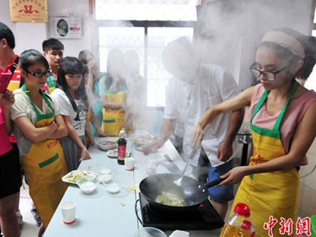 Nam sinh đua nhau đi học làm vú nuôi Nam sinh đua nhau đi học làm vú nuôi