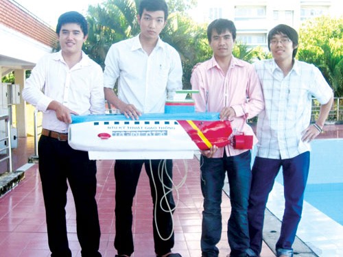 Hai thế hệ và hai chiếc tàu lặn Hai thế hệ và hai chiếc tàu lặn
