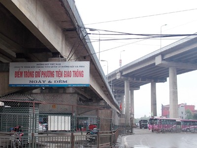 Gầm cầu Thăng Long, Long Biên thành bãi đỗ xe Gầm cầu Thăng Long, Long Biên thành bãi đỗ xe