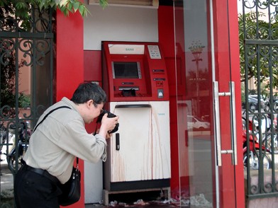 Thực hư máy ATM nhuốm máu Thực hư máy ATM nhuốm máu