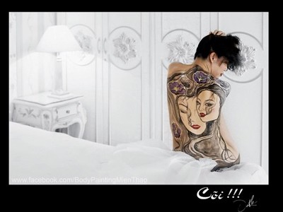 Cô giáo đam mê vẽ tranh trên cơ thể khỏa thân Cô giáo đam mê vẽ tranh trên cơ thể khỏa thân