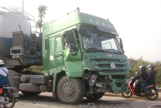 Chạy ngược chiều, xe bồn gây tai nạn trên đại lộ Thăng Long Hiện trường vụ tai nạn