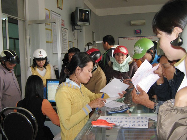 Bức xúc vì phải chen lấn nộp tiền điện Bức xúc vì phải chen lấn nộp tiền điện