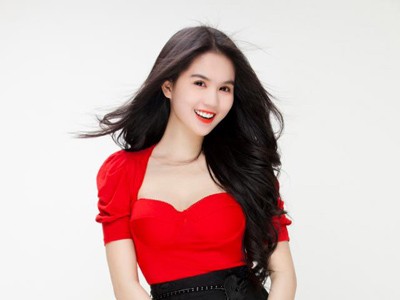 Khoe da nõn nà với sắc đỏ như Ngọc Trinh Khoe da nõn nà với sắc đỏ như Ngọc Trinh