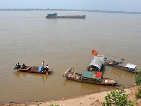 Tìm thấy một trong hai học sinh chết đuối ở sông Hồng Khúc sông Hồng nơi các em học sinh bị đuối nước