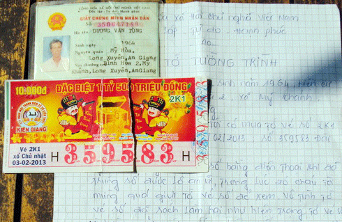 Chủ nhân vé số rách chính thức nhận 100 triệu Chủ nhân vé số rách chính thức nhận 100 triệu