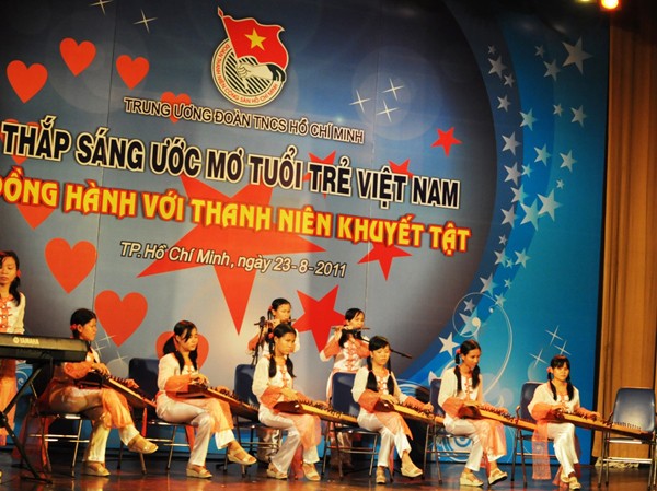 Đồng hành cùng thanh niên khuyết tật Thanh niên khiếm thị trình diễn tại chương trình