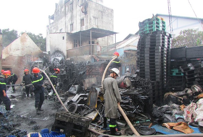 'Bà hỏa' thiêu rụi công ty nhựa cùng trụ phát sóng 'Bà hỏa' thiêu rụi công ty nhựa cùng trụ phát sóng