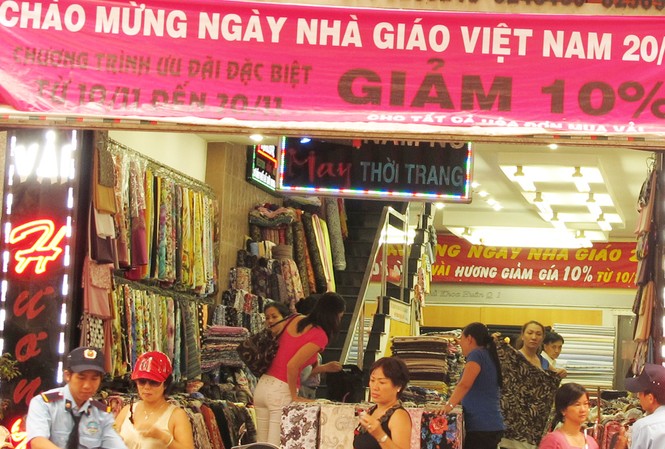 Rầm rộ khuyến mãi nhân ngày Nhà giáo Vải là mặt hàng được nhiều người lựa chọn để làm quà tặng thầy cô