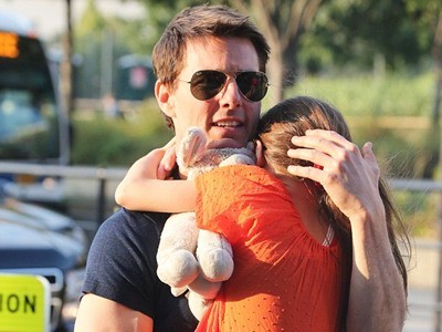 Tom Cruise gặp lại con gái sau một tháng Tom Cruise gặp lại con gái sau một tháng