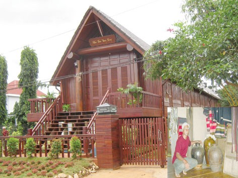 Buôn giàu đẹp nhất Tây Nguyên Nhà dài “khủng” trị giá gần 3 tỷ. Ama Dit bên bộ ché cổ (ảnh nhỏ).