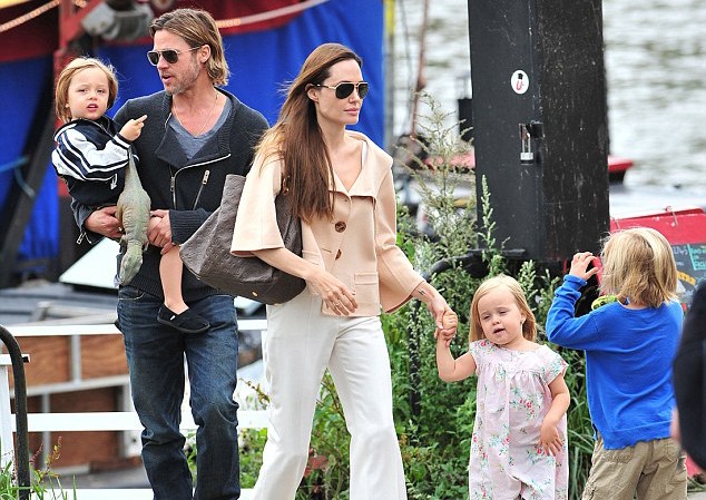 Đại gia đình Jolie-Pitt thuê cả một đoàn tàu Đại gia đình Jolie-Pitt thuê cả một đoàn tàu