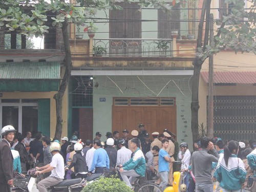 Đi ăn sáng về, bàng hoàng thấy vợ bị đâm chết Đi ăn sáng về, bàng hoàng thấy vợ bị đâm chết