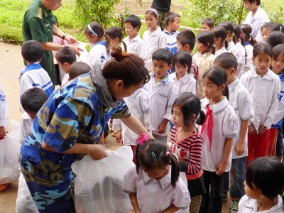 Trao gần 2.000 phần quà cho học sinh Mường Nhé Trao gần 2.000 phần quà cho học sinh Mường Nhé