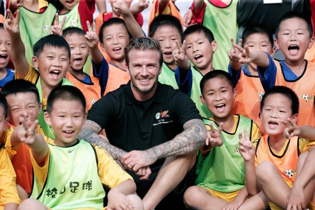 Beckham điển trai nghịch bóng cùng fan nhí Beckham điển trai nghịch bóng cùng fan nhí