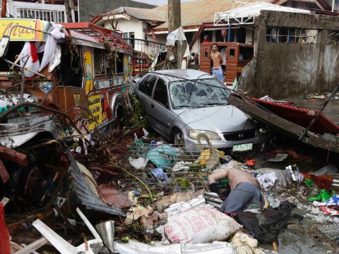 Kí ức kinh hoàng của những nạn nhân Philippines sau bão Haiyan Thi thể người chết nằm khắp nơi trên các đống đổ nát
