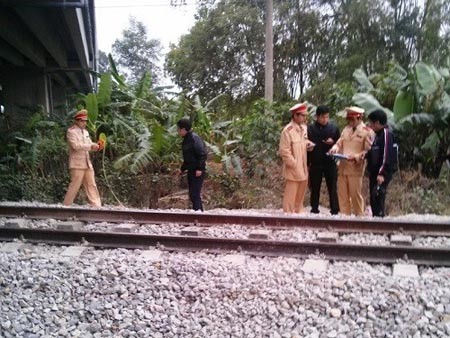 Mải nghe điện thoại, cô gái bị tàu Thống Nhất tông chết Mải nghe điện thoại, cô gái bị tàu Thống Nhất tông chết