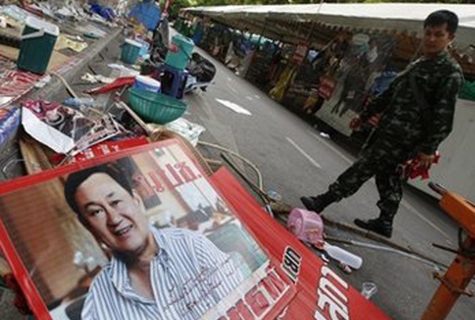 Thái Lan: Cựu thủ tướng Thaksin bị truy nã tội khủng bố Áp phích chân dung ông Thaksin ở Bangkok bị tháo dỡ