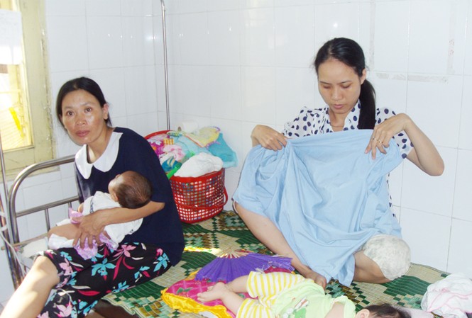Bệnh nhi, 2-3 cháu nằm chung một giường Tại Khoa Truyền nhiễm BV Nhi, Nghệ An chiều 16-5