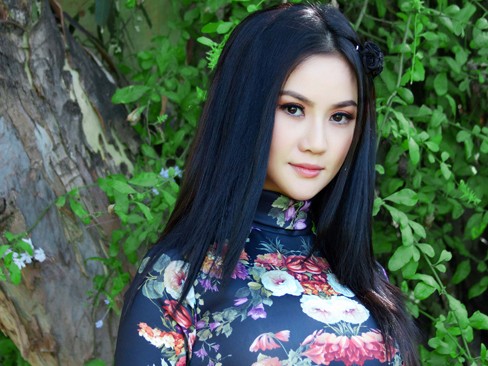 'Hoa hậu phu nhân' Trâm Bùi kín mít vẫn gợi cảm 'Hoa hậu phu nhân' Trâm Bùi kín mít vẫn gợi cảm