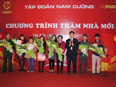 Trao sổ hồng cho người mua nhà tại chung cư The Sparks Trao sổ hồng cho người mua nhà tại chung cư The Sparks