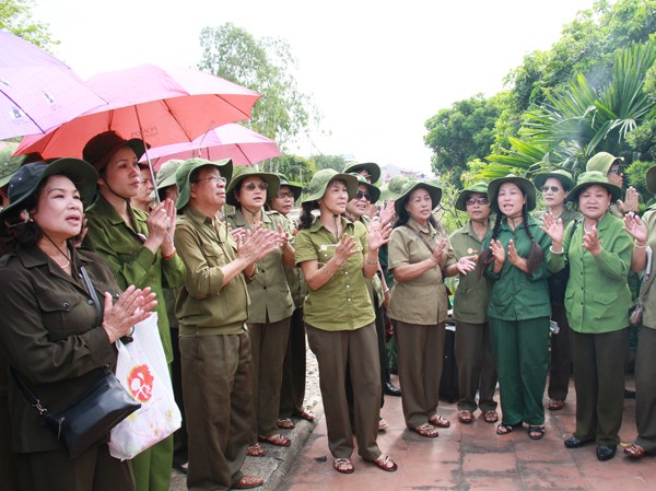 Sống lại tinh thần những cô gái mở đường Đoàn TNXP hát trước Đài tưởng niệm TNXP Ga Gôi Ảnh: Trường Phong