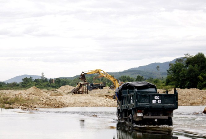 Khai thác cát để đãi vàng trái phép, gây chết người Khai thác cát để đãi vàng trái phép, gây chết người