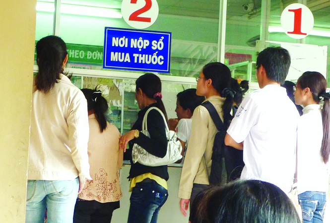 Đấu thầu thuốc: Mỗi nơi một giá Xếp hàng mua thuốc. Ảnh: Lê Nguyễn
