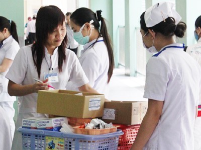 Thuốc tăng giá, bệnh nhân đau Giá thuốc tăng khiến chi phí điều trị tăng theo Ảnh: Nguyễn Huy